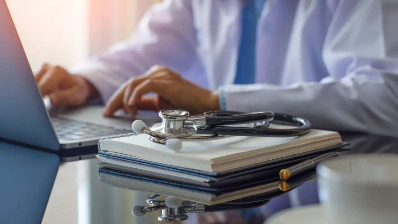 Zoom em mão de médico clínico geral sobre sua mesa de consultório